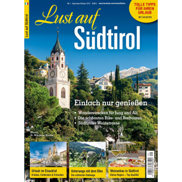 Kirchturm der St.-Nikolaus-Kirche in Meran vor bewaldeten Hügeln und schneebedeckten Bergen, darunter drei kleine Fotos mit Urlaubsmotiven und Texten.