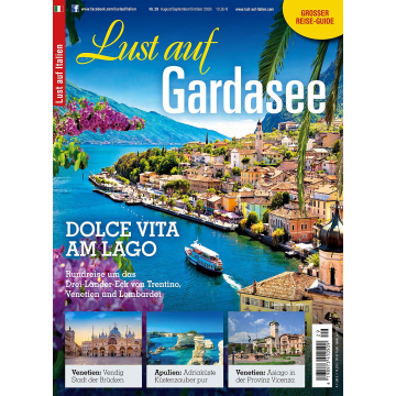 Titel "Lust auf Gardasee" mit Blick auf den Gardasee mit Boot, Uferpromenade, bunten Häusern und Bergen im Hintergrund